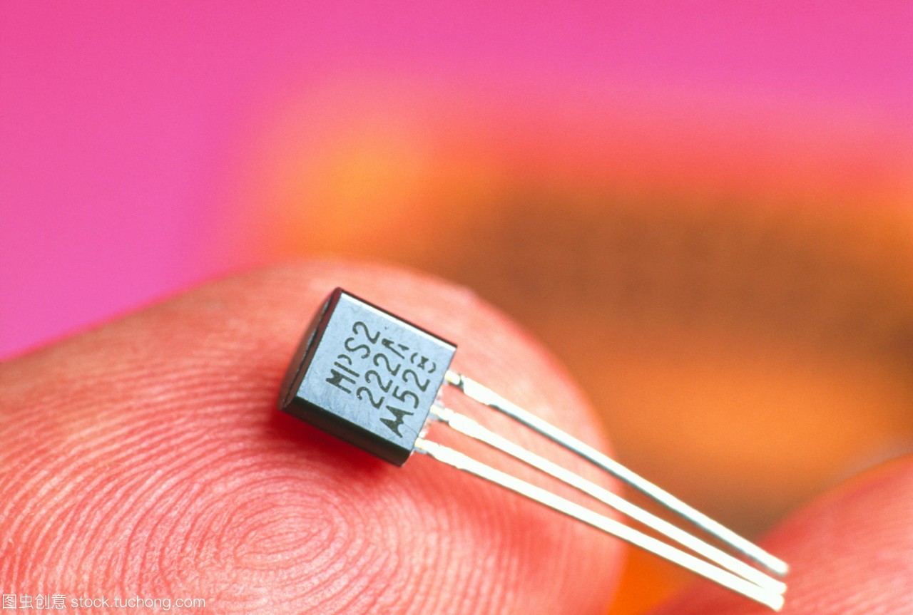 晶體管。上世紀(jì)90年代末的晶體管依賴于指尖。晶體管在電子設(shè)備中有許多用途,包括電信號(hào)和信號(hào)處理。晶體管有三根連接在它們上的電線&mdash;&mdash;稱為底座,收集器和發(fā)射器。這些都附著在半導(dǎo)體的節(jié)離子上,在晶體管中有精確的雜質(zhì)來(lái)決定它們的電性。從發(fā)射極到集熱器的電流放大是由基極電壓決定的。晶體管允許電子計(jì)算機(jī)的微型化。第一個(gè)晶體管發(fā)明于1947年12月23日,由巴丁,布爾獲得和肖克利發(fā)明。